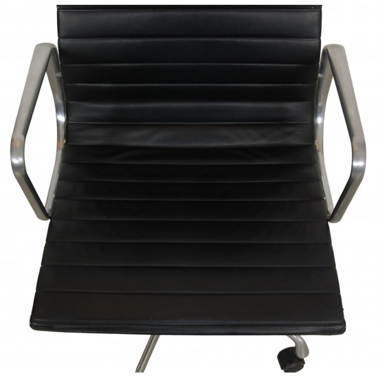 Charles Eames Ea-119 kontorstol i sort læder