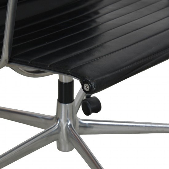 Charles Eames Ea-119 office chair in black leather