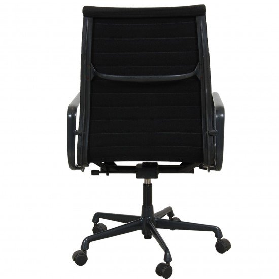 Charles Eames Ea-119 office chair with a black frame