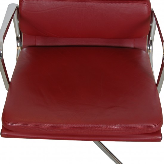 Charles Eames Ea-208 stol i mørkerødt læder