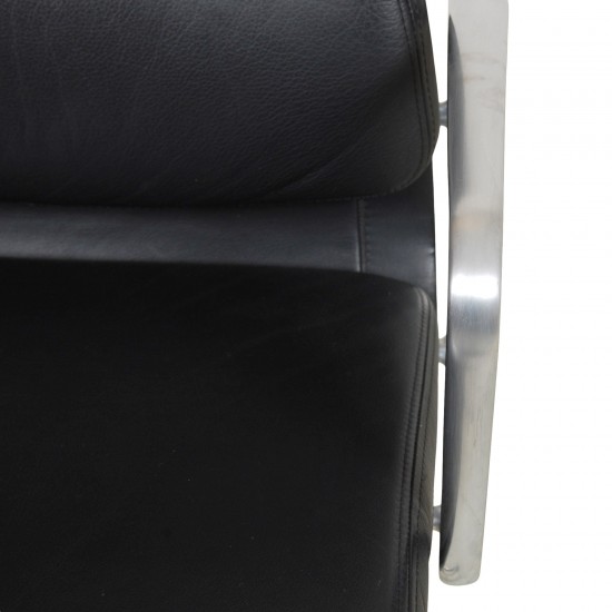 Charles Eames Ea-208 Softpad stol i sort læder og aluminium
