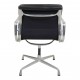 Charles Eames Ea-208 Softpad stol i sort læder og aluminium