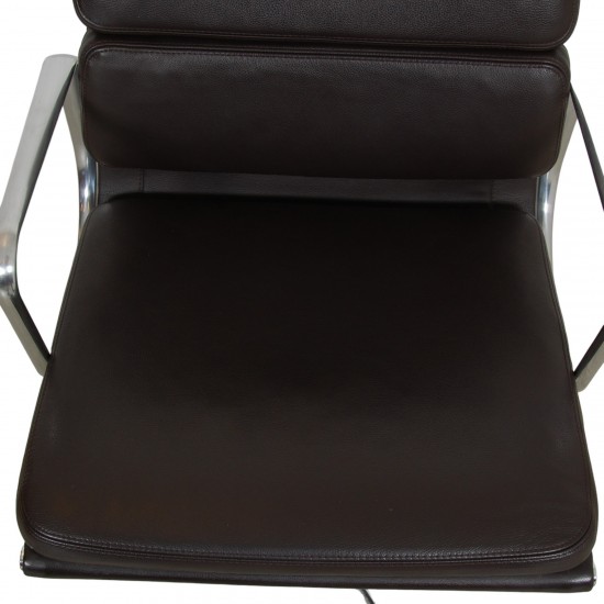Charles Eames Ea-217 kontorstol i mørkebrunt læder