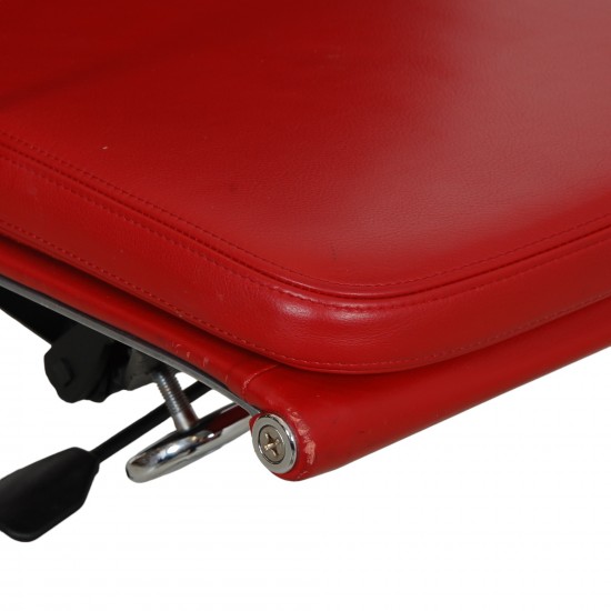 Charles Eames Ea-217 kontorstol i rødt læder