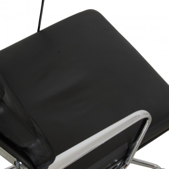 Charles Eames Ea-219 softpad office chair in black leather