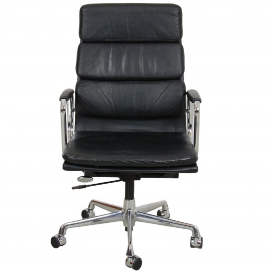 Charles Eames Ea-219 office chair in black leather