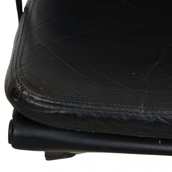 Charles Eames Ea-219 office chair in black leather