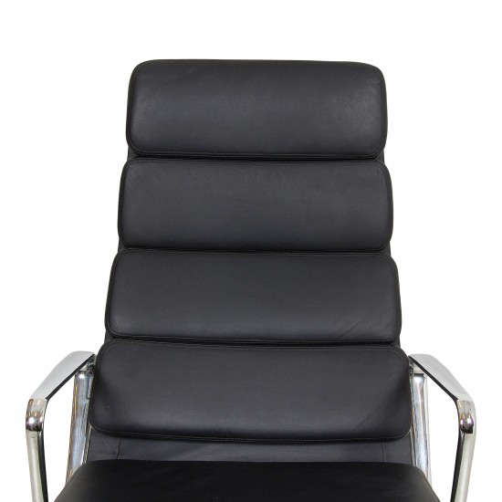 Charles Eames EA-222 Softpad stol i sort læder og krom