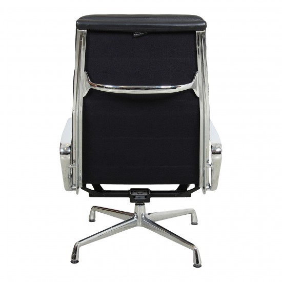 Charles Eames EA-222 Softpad Chair with black leather and chrome frame