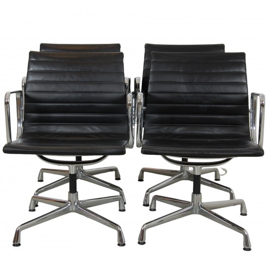 Sæt med 4 Charles Eames Ea-108 stole i sort læder