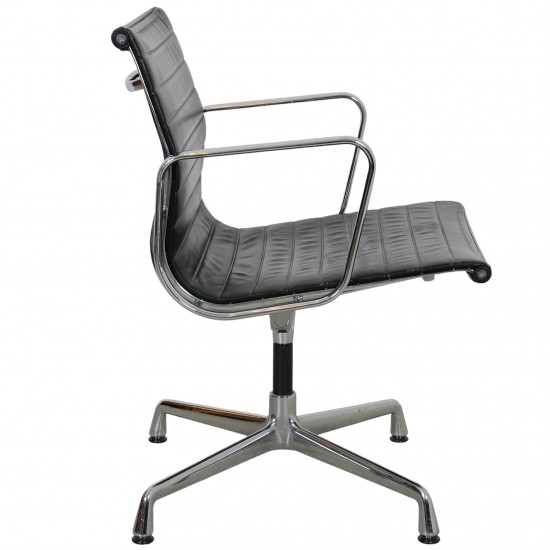 Sæt med 4 Charles Eames Ea-108 stole i sort læder