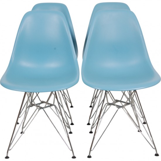 Sæt med fire blå Charles Eames DSR stole
