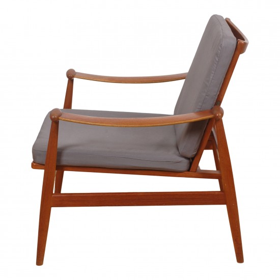 Finn Juhl Spade chair of solid teak wood and grey fabric cushions