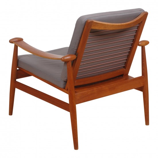 Finn Juhl Spade chair of solid teak wood and grey fabric cushions