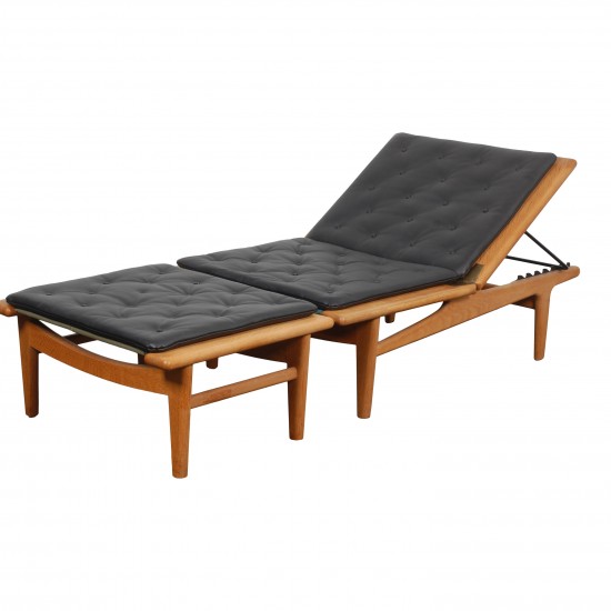 Hans J Wegner Ge-01 Daybed with a black leather ottoman