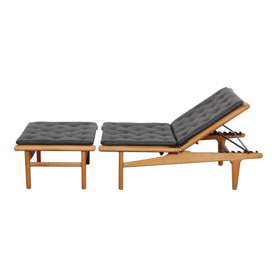 Hans J Wegner Ge-01 Daybed with a black leather ottoman