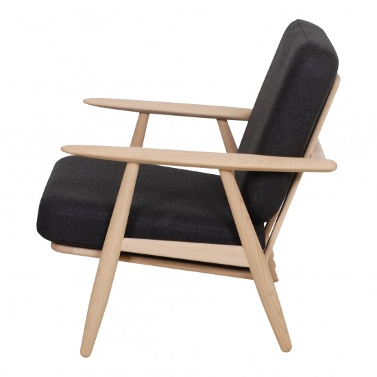Hans J Wegner New Ge-240 solid oak wood chair with black fabric cushions