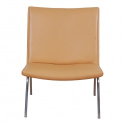 Hans J Wegner AP-40 i naturfarvet læder med brugsspor 