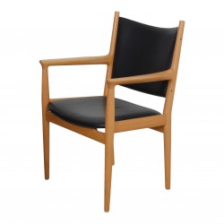 Hans J Wegner Armstol model JH 713, i sort læder og stel af eg Hans J Wegner Armstol model JH 713, i sort læder og stel af eg