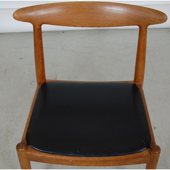 Sæt Hans Wegner W1 spisebordsstole af eg og sort læder (8)