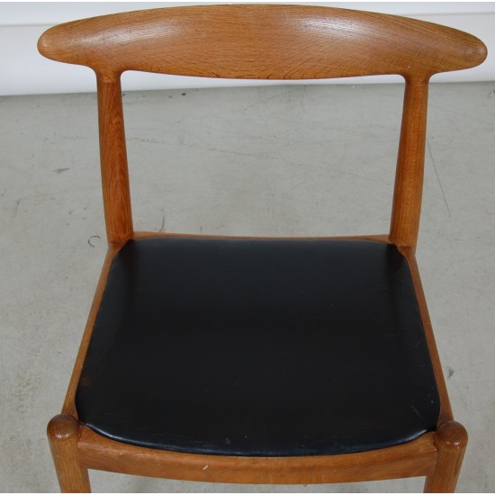 Set Hans Wegner W1 dining chairs in oak and black leather (8)