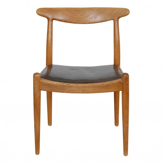 Set Hans Wegner W1 dining chairs in oak and black leather (8)