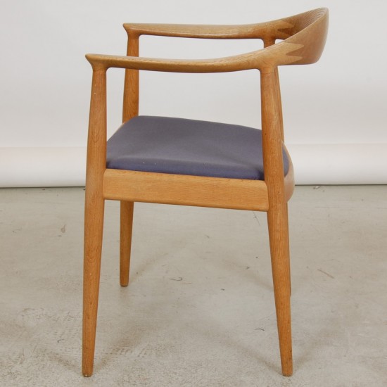 Hans Wegner The chair, oak and blue fabric