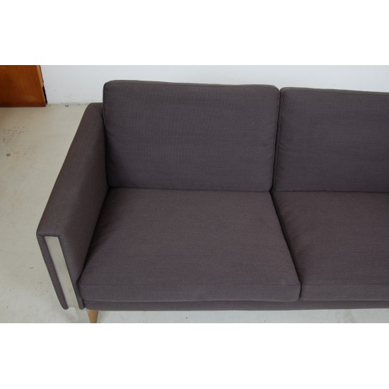 Hans Wegner CH-102 Sofa with grey fabric