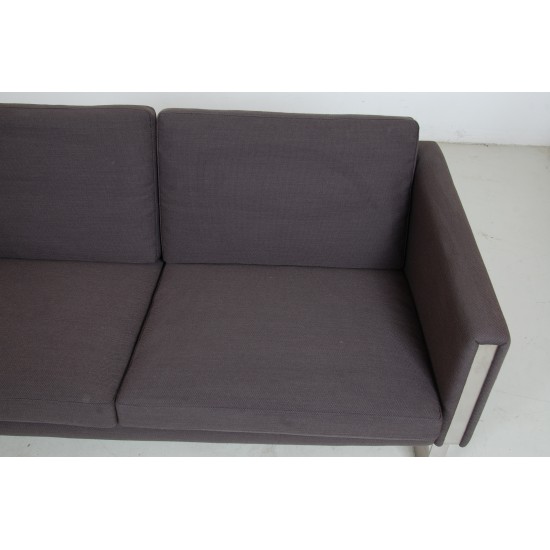 Hans Wegner CH-102 sofa i gråt stof