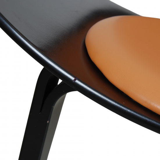 Hans Wegner black Shell chair CH07, in cognac leather