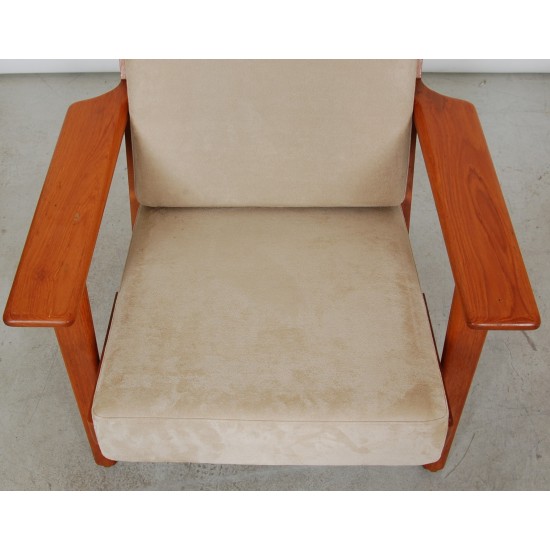 Hans Wegner GE-290 Lounge chair of lacquered nut wood, and beige fabric