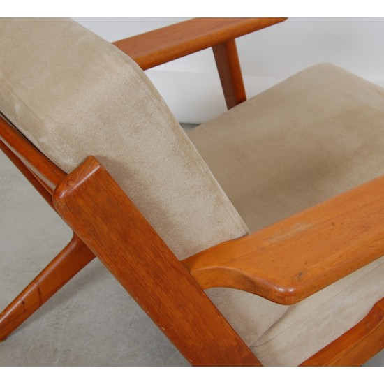 Hans Wegner GE-290 Lounge chair of lacquered nut wood, and beige fabric