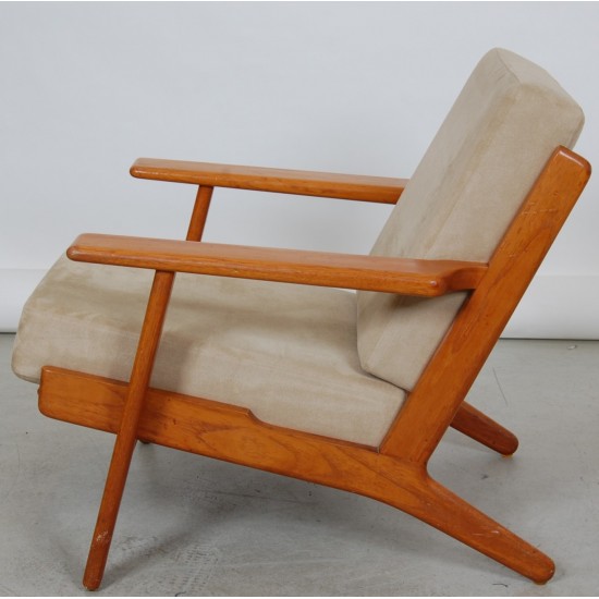 Hans Wegner GE-290 Lounge chair of lacquered nut wood, and beige fabric