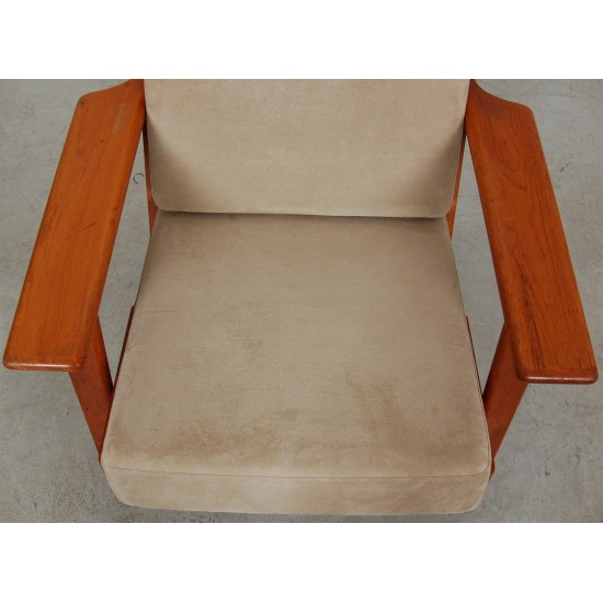 Hans Wegner GE-290 Lounge chair of lacquered nut wood, and beige fabric