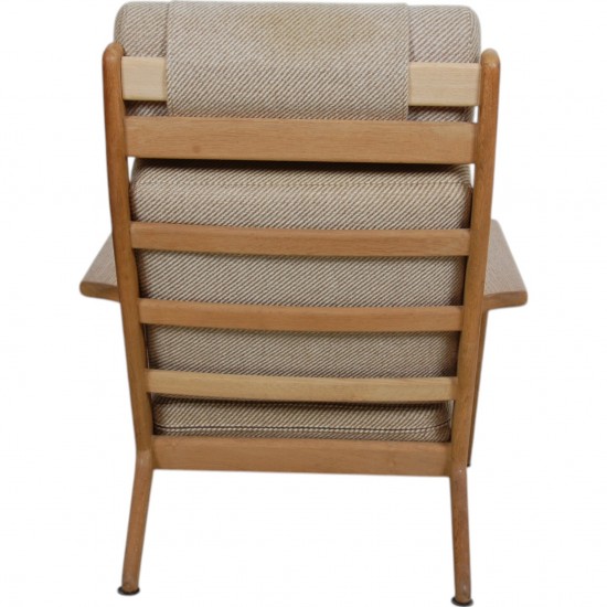 Hans Wegner GE-290a lounge chair in oak