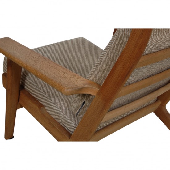 Hans Wegner GE-290a lounge chair in oak