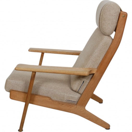 Hans Wegner GE-290a lounge chair in oak
