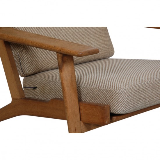 Hans Wegner GE-290a lounge chair in oak