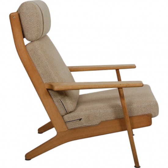 Hans Wegner GE-290a lounge chair in oak
