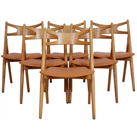 Set of 6 Hans Wegner Sawbuck dining chairs in oak and cognac anilin leather