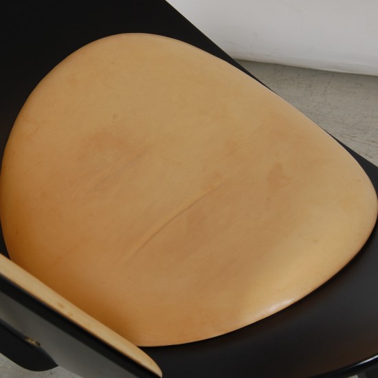 Hans Wegner black Shell chair in natural leather