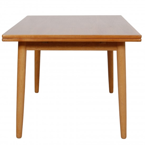 Hans Wegner AT-316 dining table of teak and oak