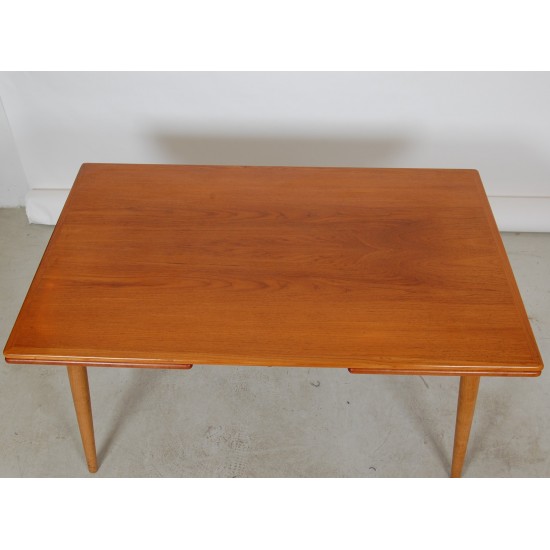 Hans Wegner AT-316 dining table with dutch extensions teak and oak