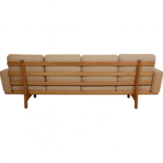 Hans Wegner 4-personers GE-356 i hallingdal stof