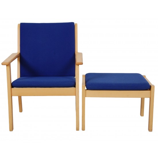 Hans Wegner GE284 chair with ottoman in blue fabric