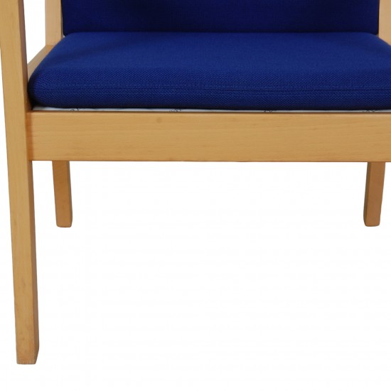 Hans Wegner GE284 chair with ottoman in blue fabric