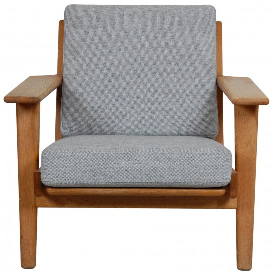 Hans Wegner Ge-290 loungechair of oak and Hallingdal fabric