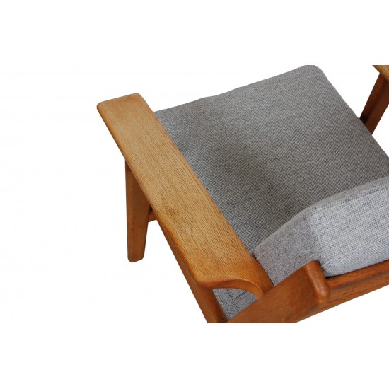 Hans Wegner Ge-290 loungechair of oak and Hallingdal fabric