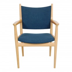 Hans Wegner PP-513 armstol af eg og blåt Halllingdal stof Hans Wegner PP-513 armstol af eg og blåt Halllingdal stof