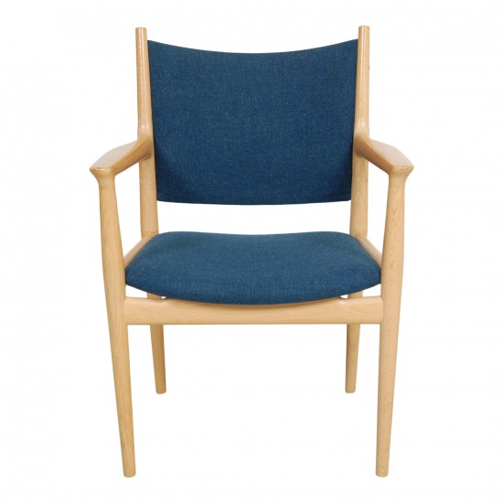 Hans Wegner PP-513 armchairs with oak wood and blue Hallingdal fabric